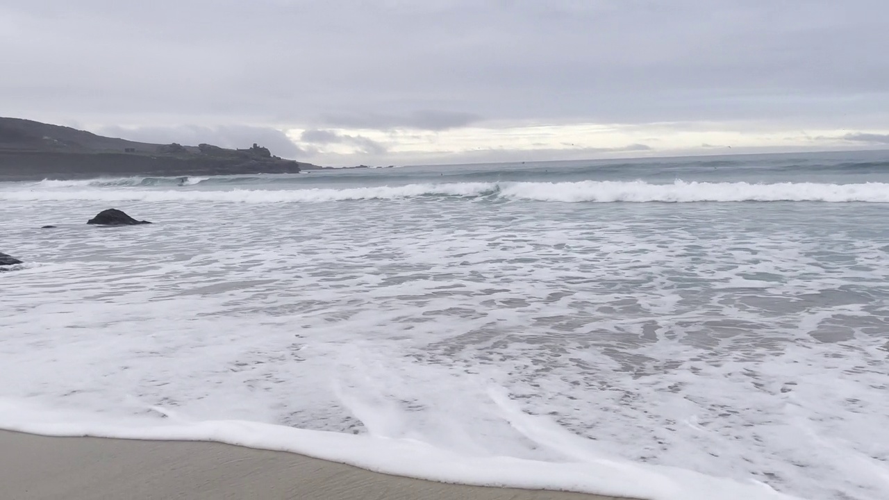 康沃尔宁静的海滩，海岸的波浪-海岸线视频素材