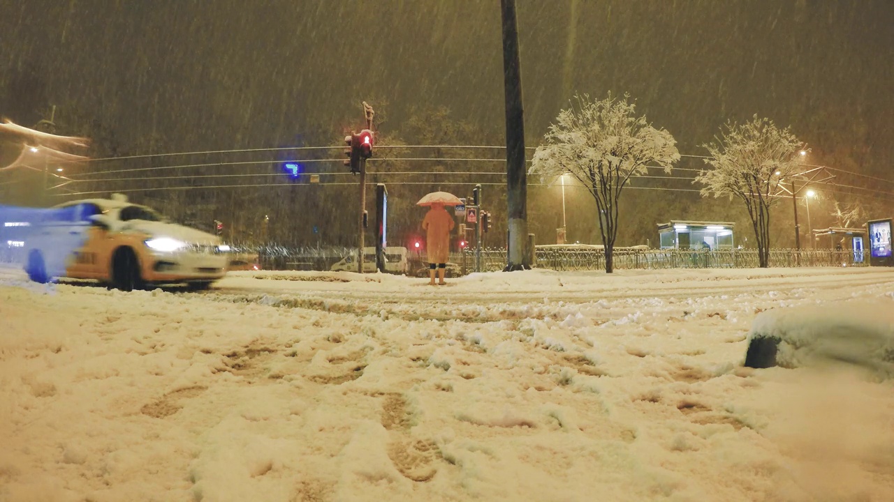 4k视频伊斯坦布尔卡拉科伊电车降雪视频素材