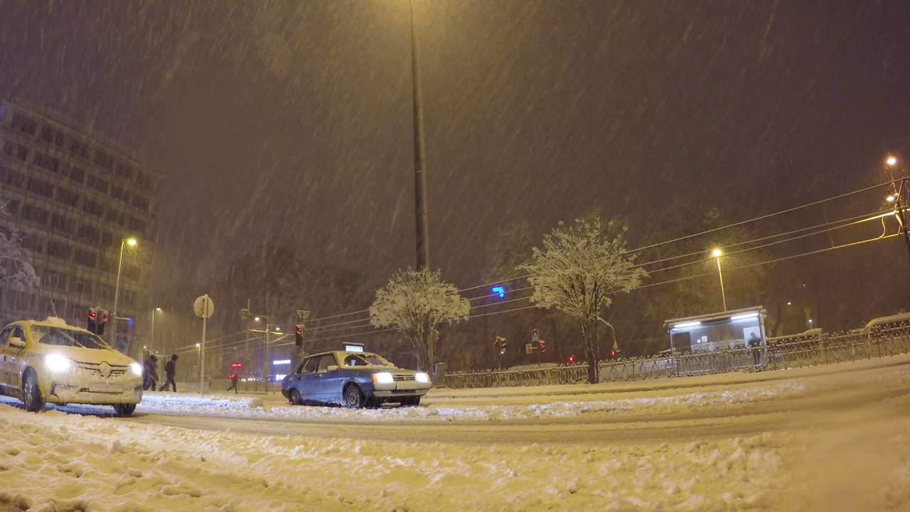 4k视频伊斯坦布尔卡拉科伊电车降雪视频素材