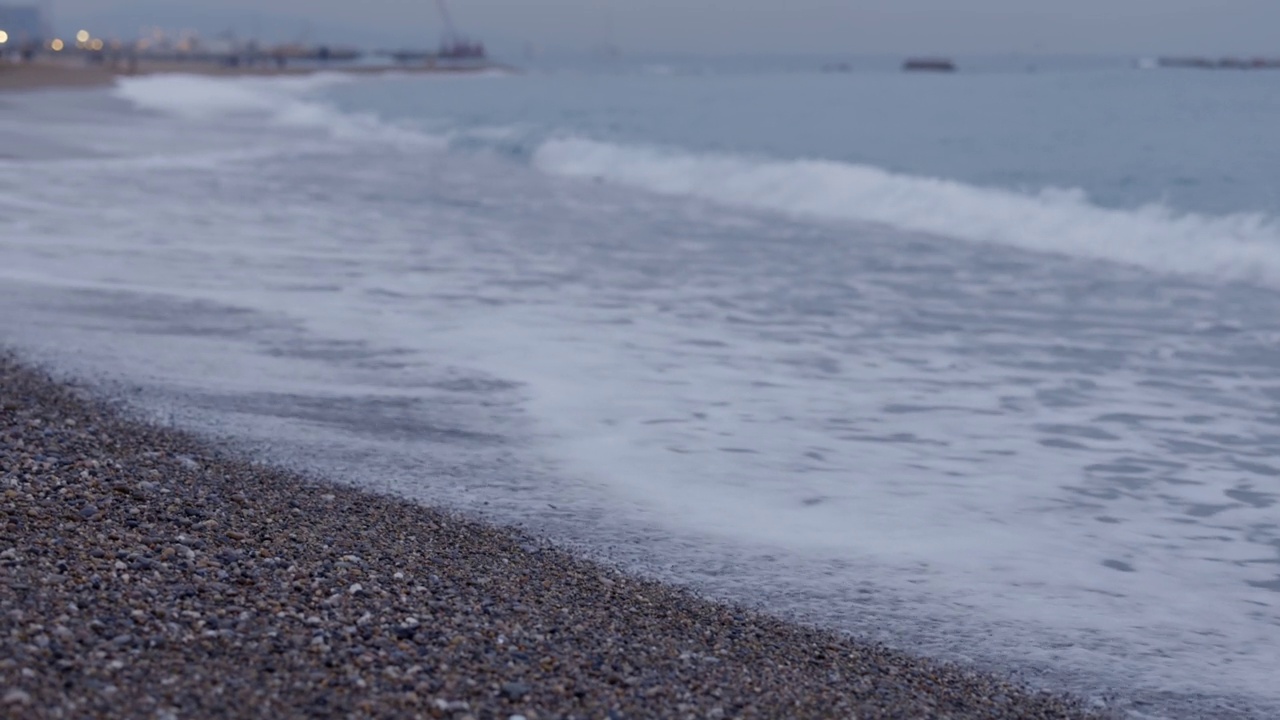 黄昏时海浪拍打着海滩视频素材