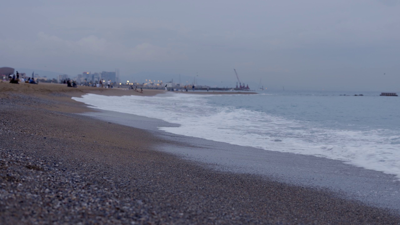 黄昏时海浪拍打着海滩视频素材