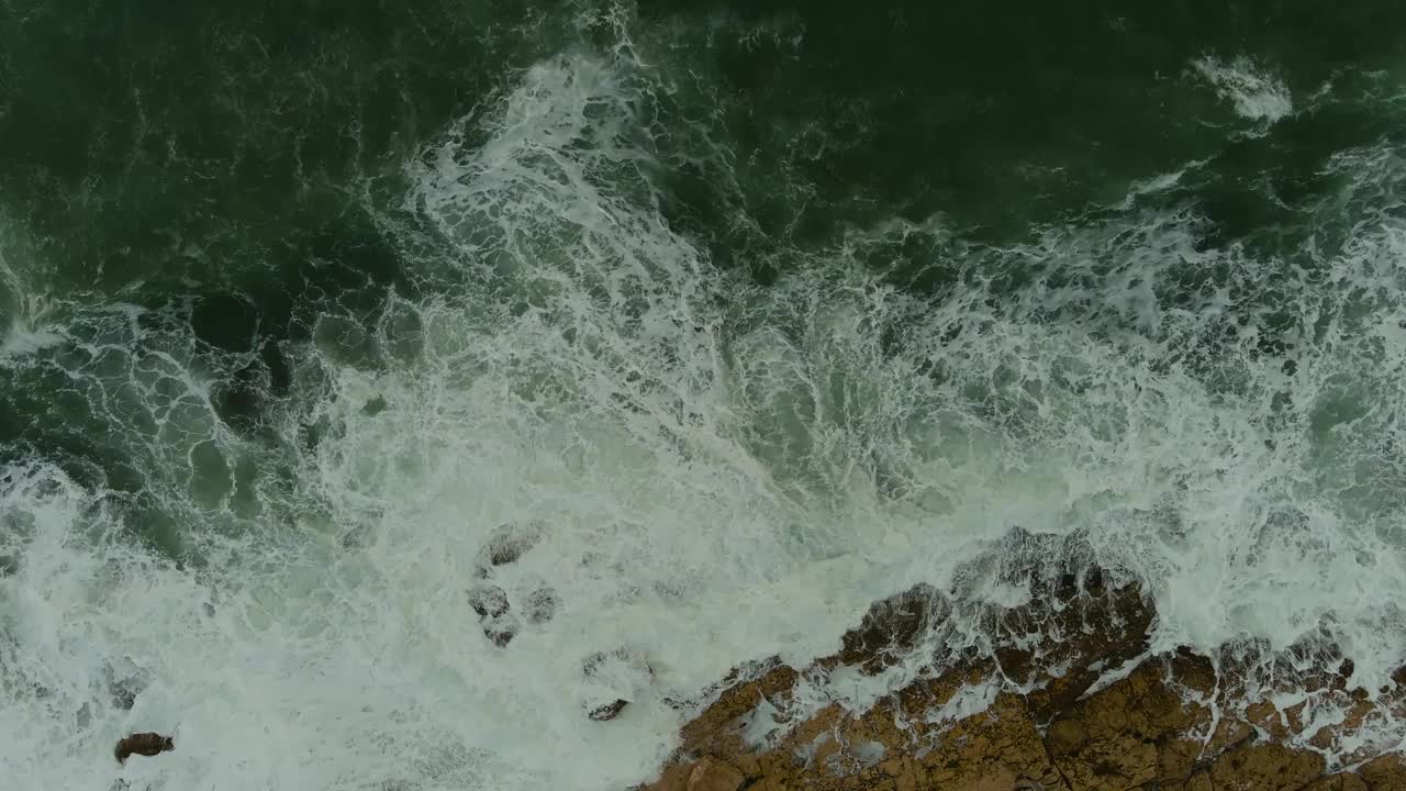 波涛汹涌的海面。视频素材