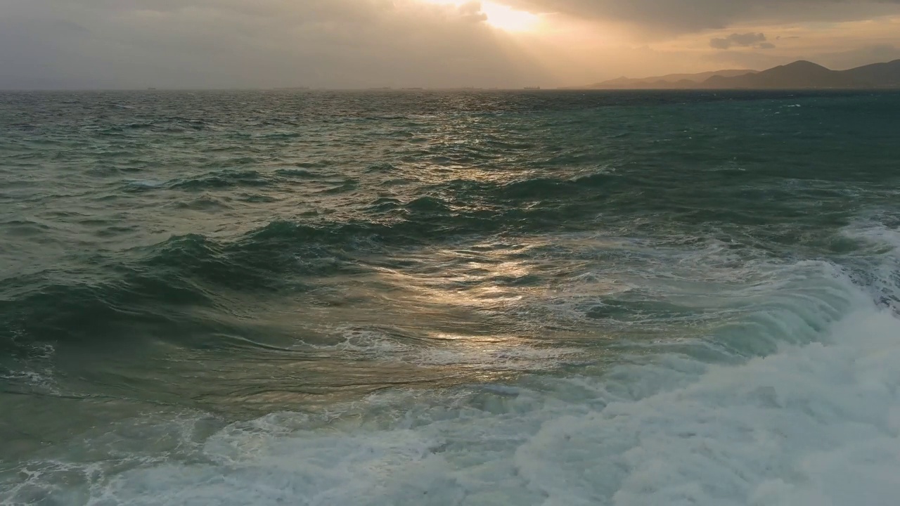 波涛汹涌的海面。视频素材