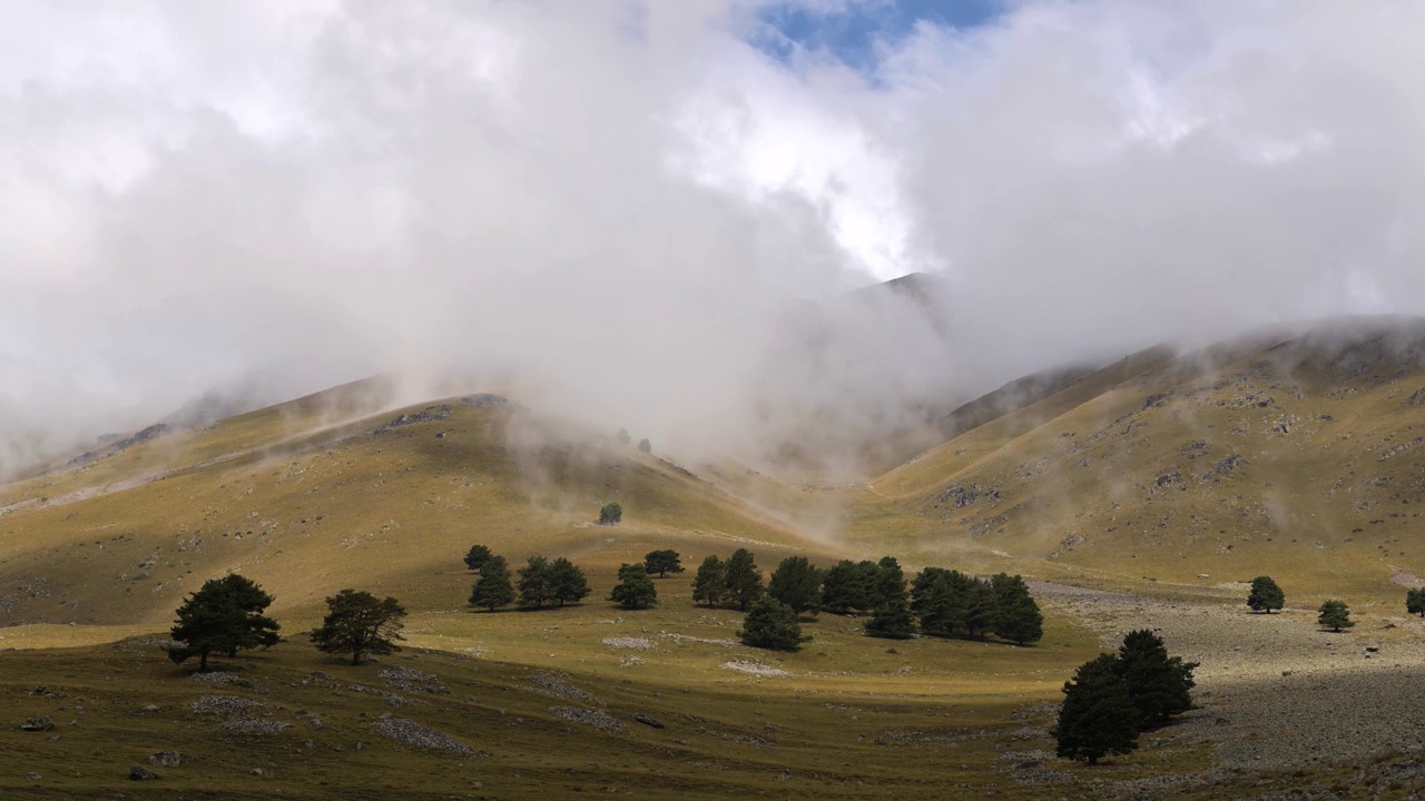 秋高气爽的季节自然背景。乡村高原上的蓝天白云。山。有树木、云朵爬满的山坡。冬季及秋季多云天气预报。视频素材