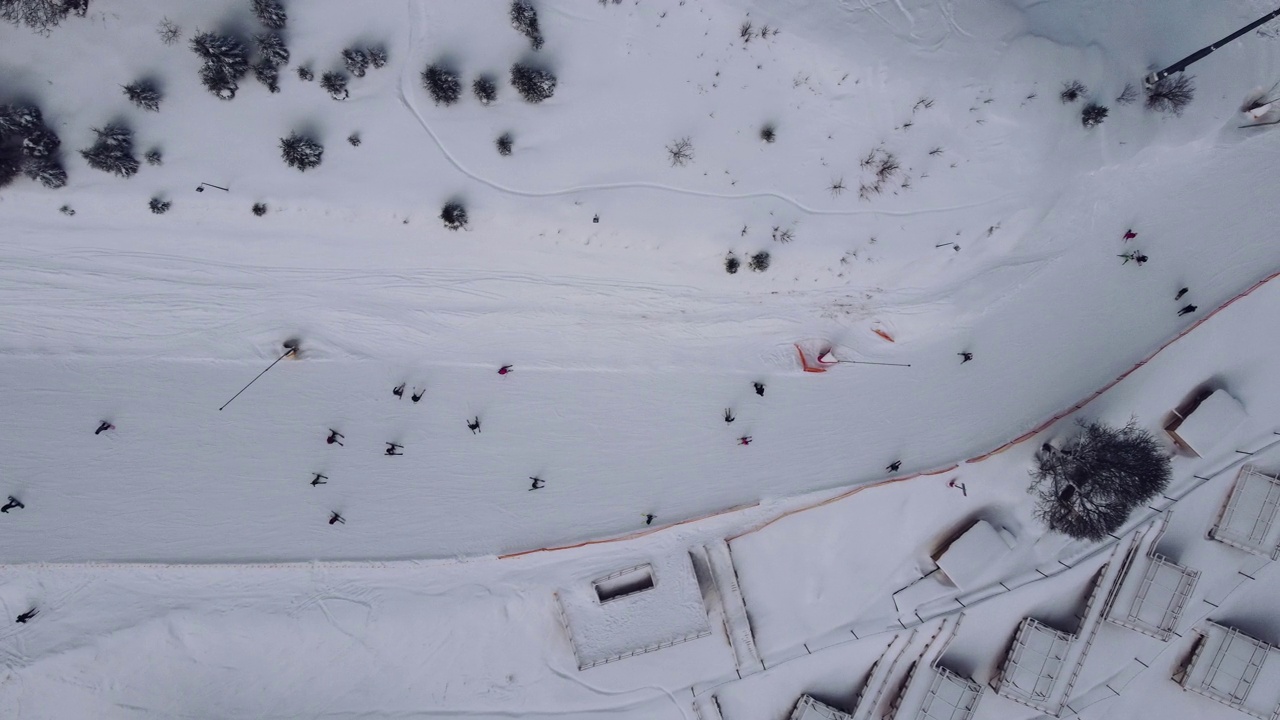 滑雪胜地的鸟瞰图，人们从山上滑雪，然后爬上电梯。视频素材