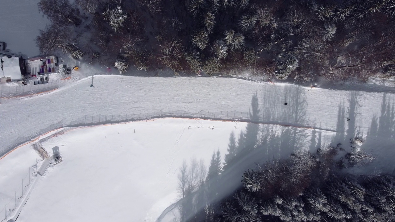 滑雪胜地的鸟瞰图，人们从山上滑雪，然后爬上电梯。视频素材