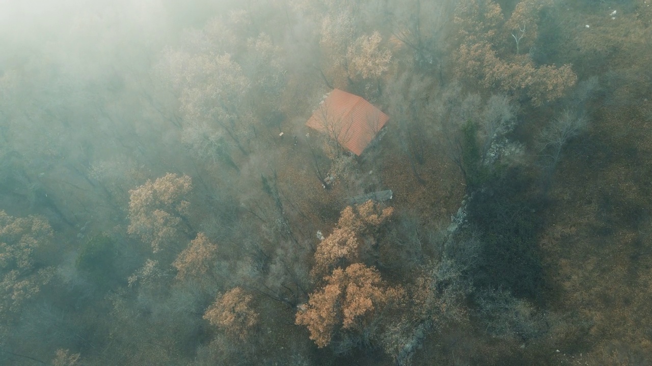 在一个雾天，在荒野的小屋上倾斜视频素材