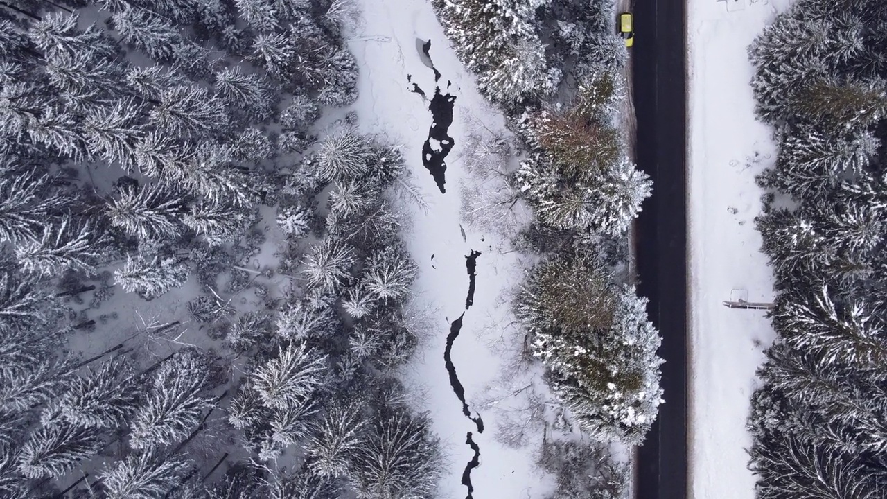 滑雪胜地的鸟瞰图，人们从山上滑雪，然后爬上电梯。视频素材