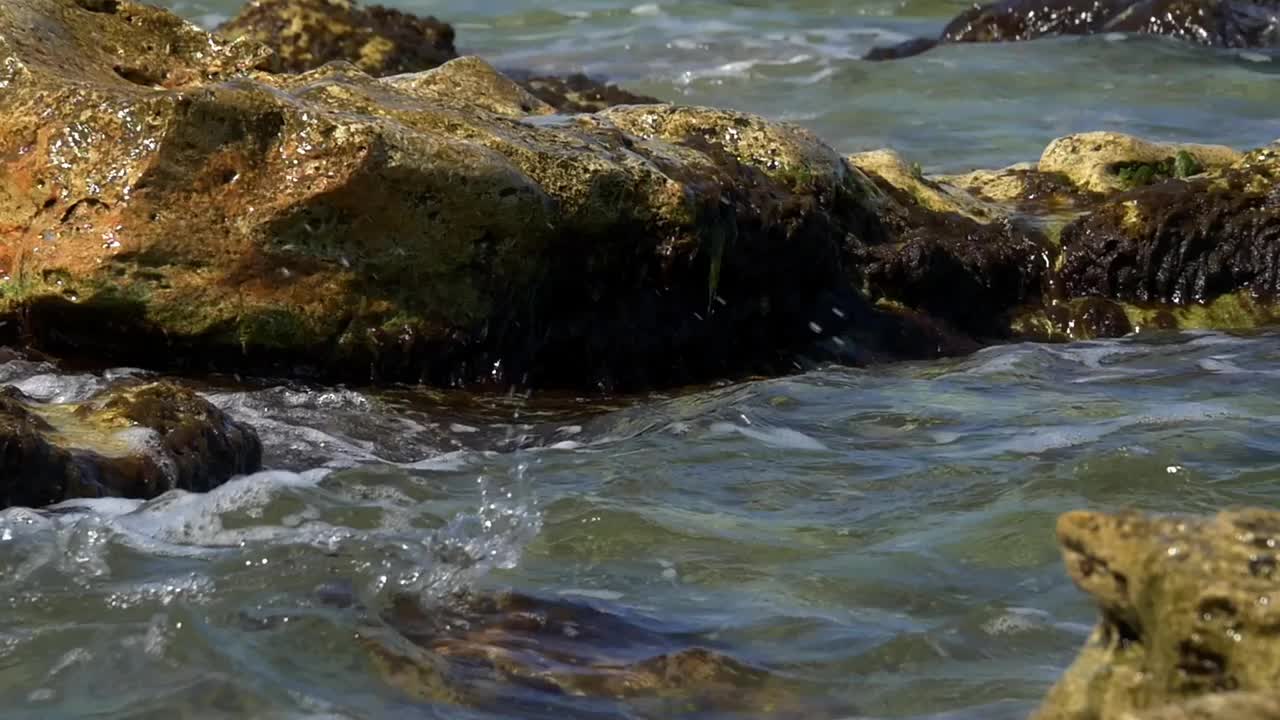 9 .慢镜头中，海浪拍打着黑海的石滩视频素材