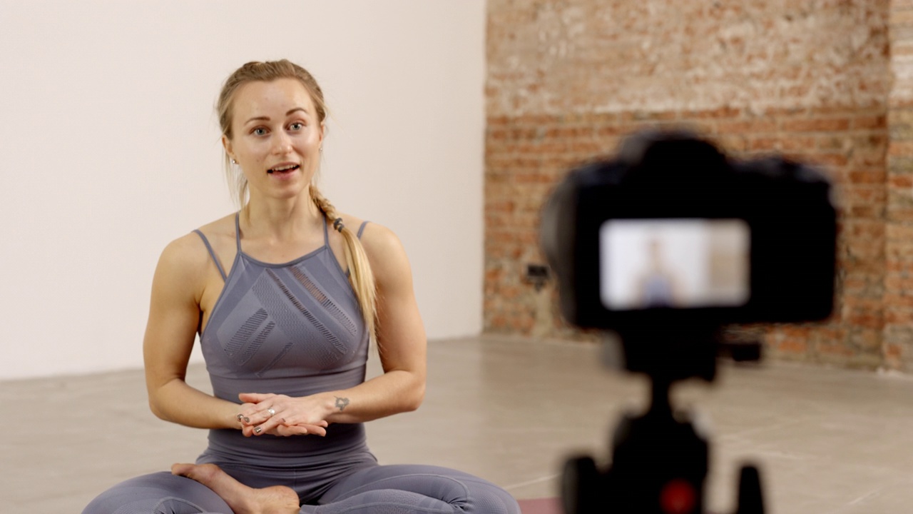 机架焦点女视频博主拍摄健身视频视频素材