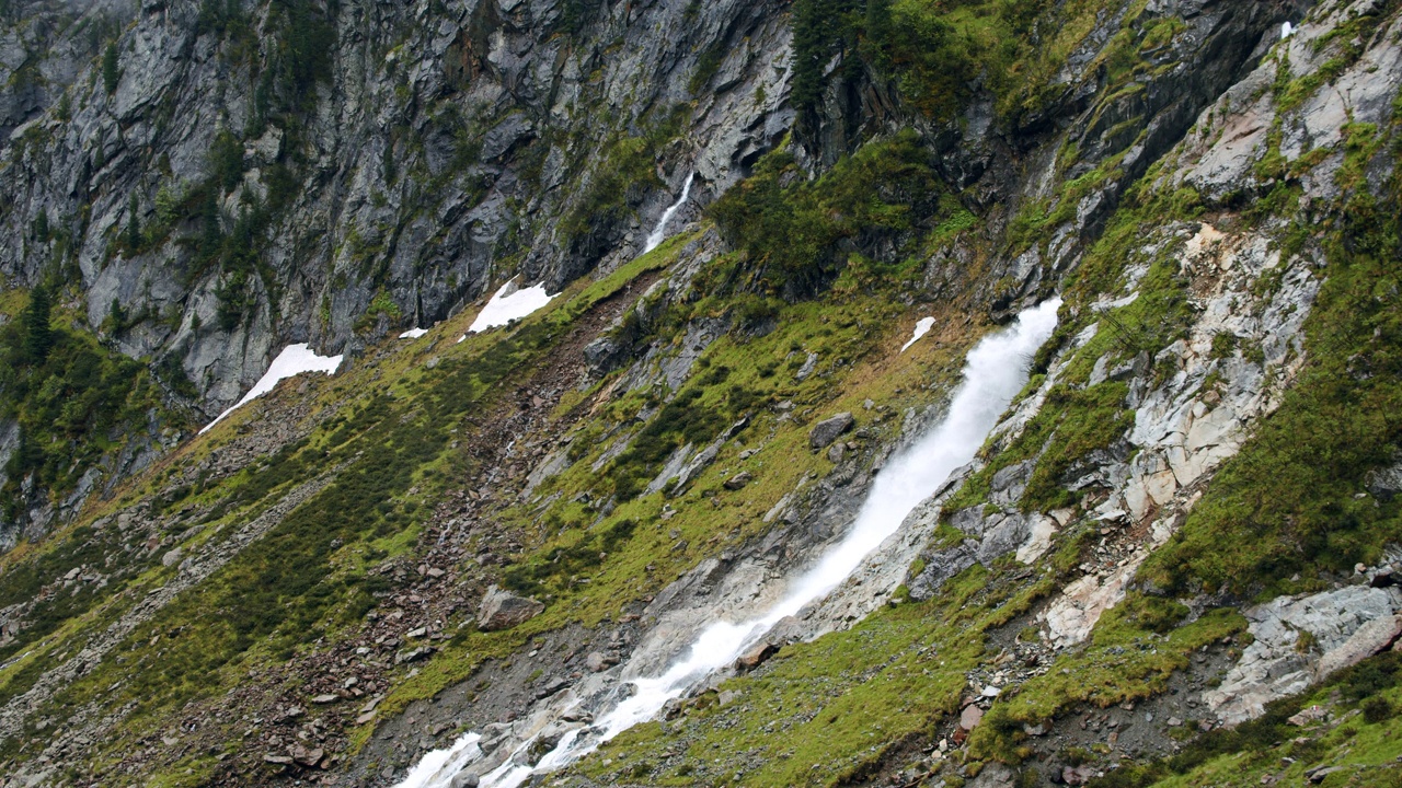 雨季的苏兹瑙瀑布。Stubai、奥地利视频素材