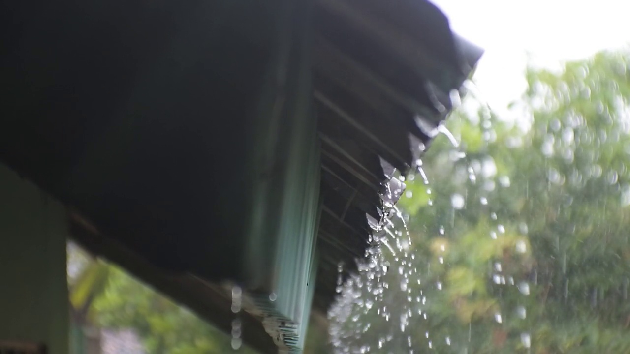 雨水从屋顶滴落下来。乡下倾盆大雨。潮湿的气候。雨滴从木质顶棚上落下高清视频视频素材