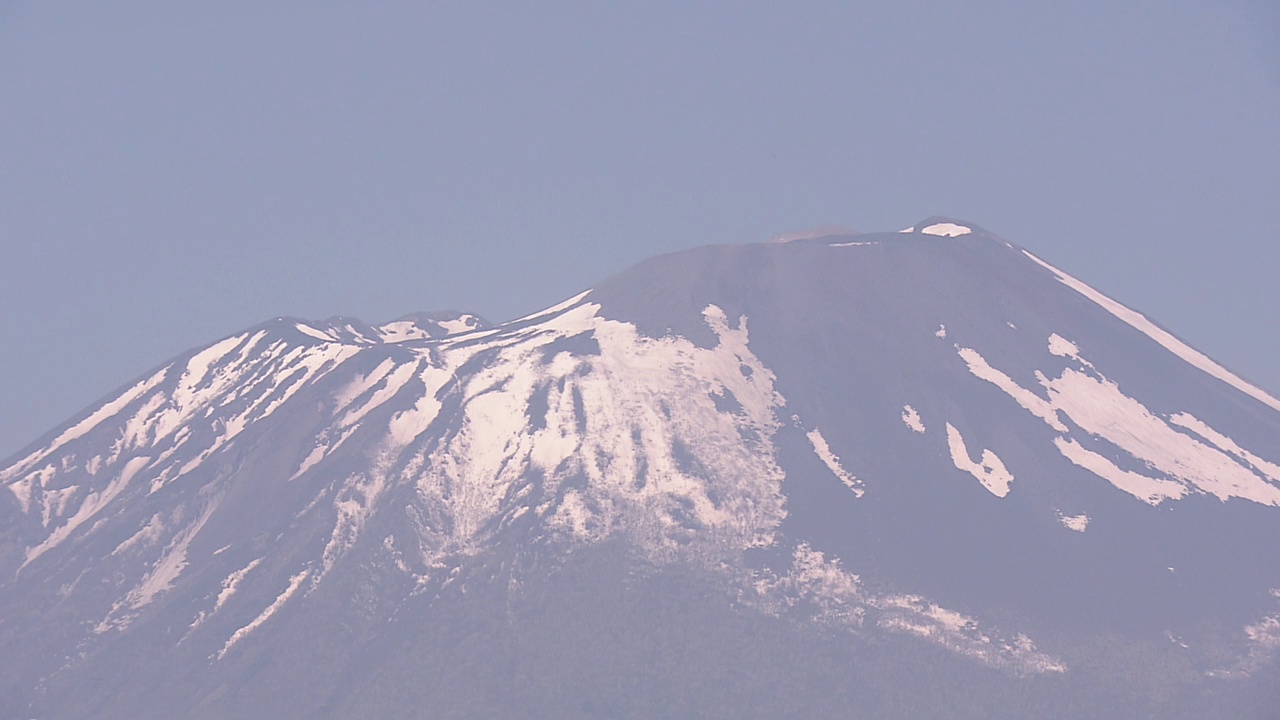 日本岩手山的山顶视频素材