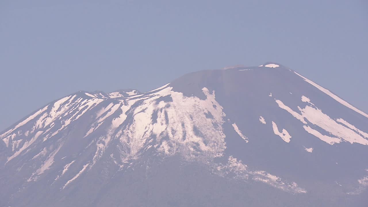 日本岩手山的山顶和全貌视频素材