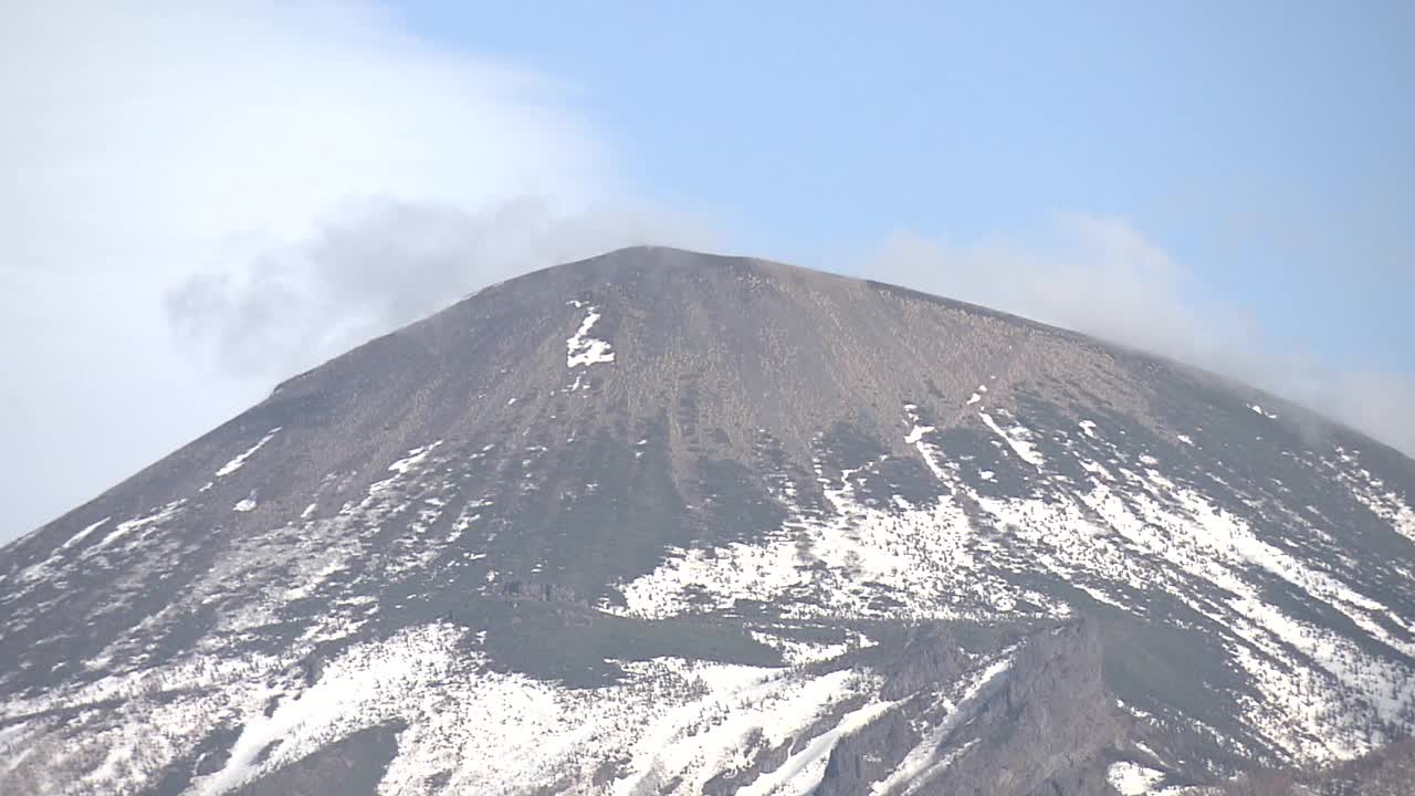 日本岩手山的山顶视频素材