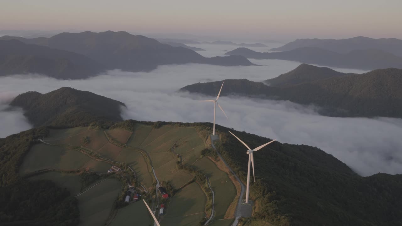 韩国江原道江陵市Anbandegi村和风力涡轮机上空的云海视频素材