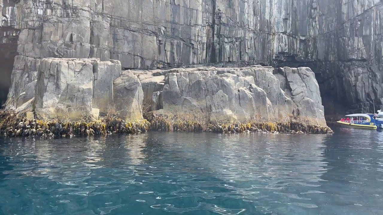 海洞入口，悬崖峭壁，阳光，移动游船观景视频素材