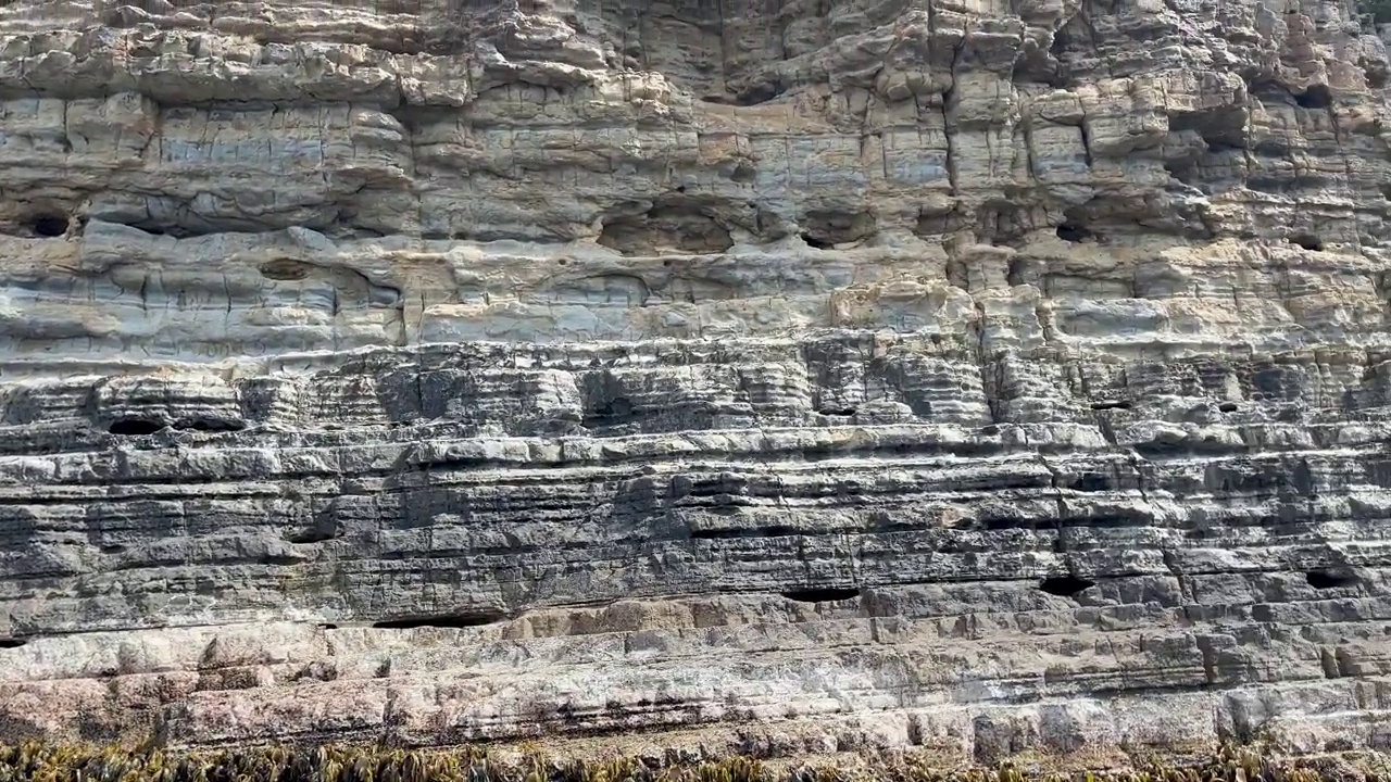 海岸落基，海崖峭壁，游船观光视频素材