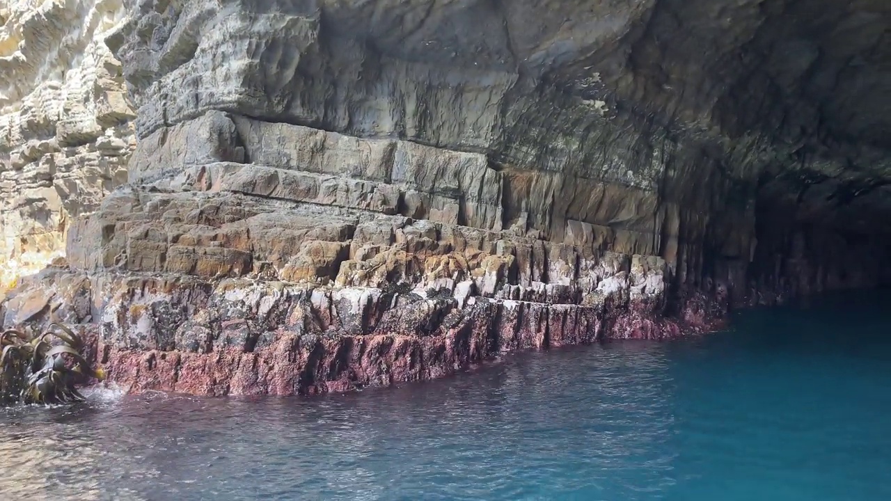 海洞内，海浪碧水，岩石海岸，船景视频素材