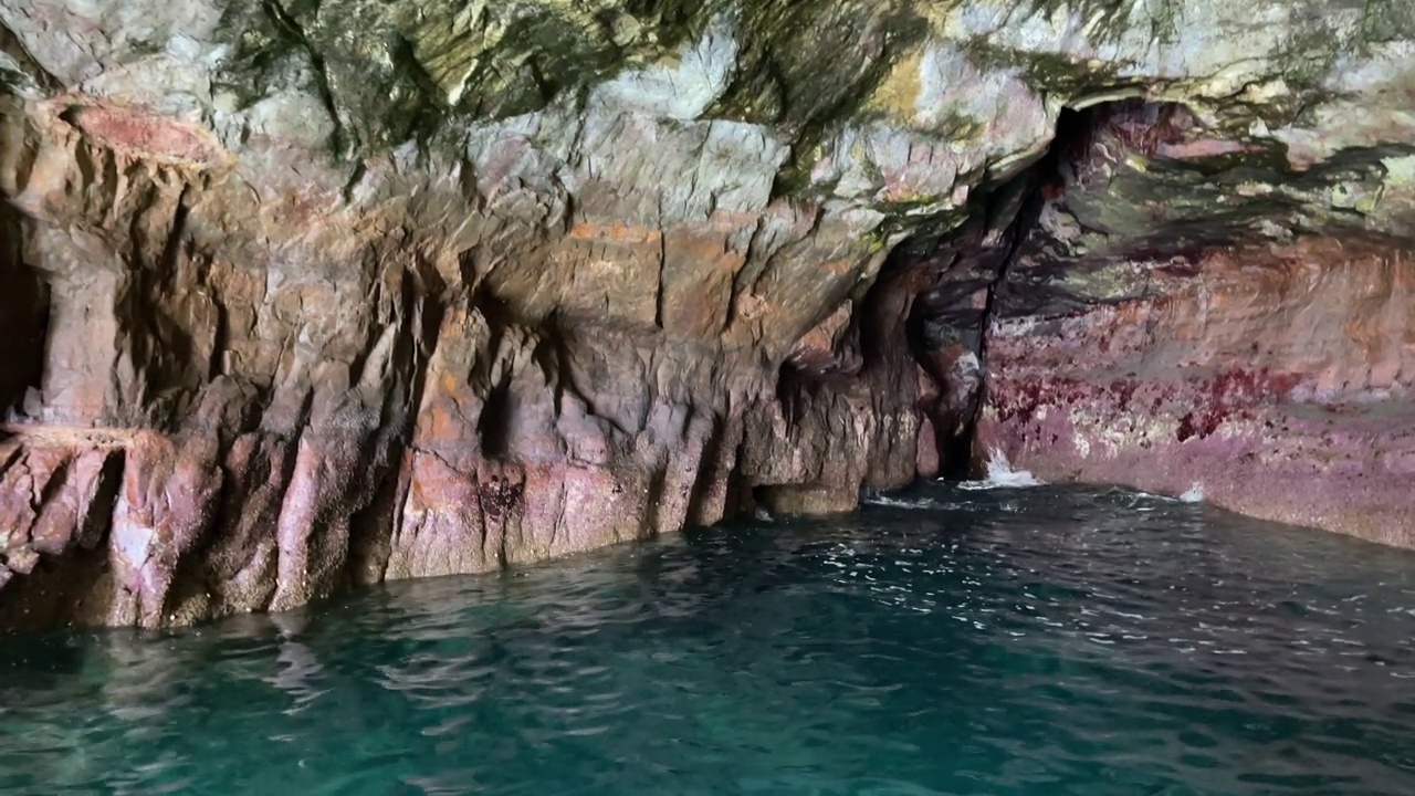 探索海洞，海浪碧水，石顶，船观视频素材