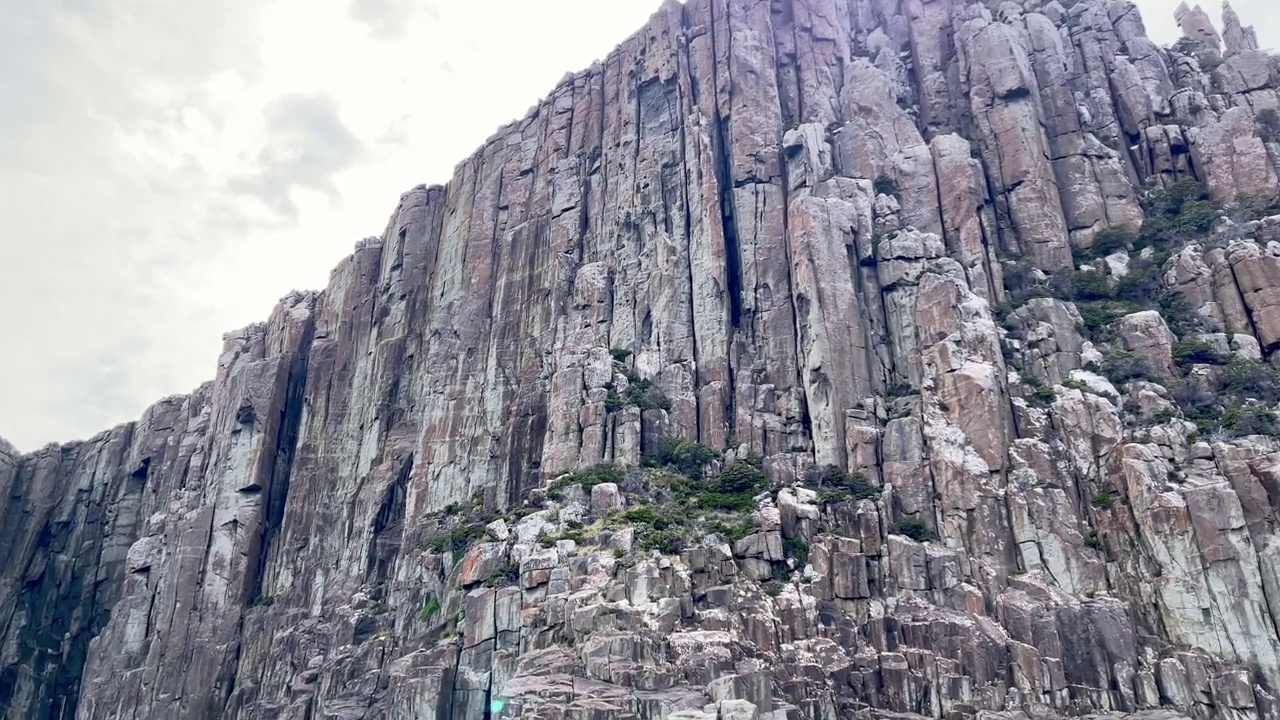 岩石海岸线，高高的海崖，移动的船景，塔斯马尼亚，澳大利亚视频素材