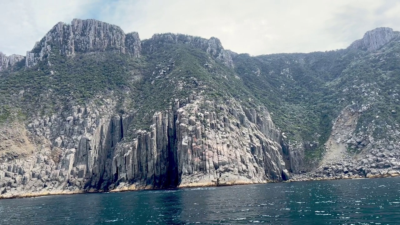 岩石海岸线，海崖，移动的船景，塔斯马尼亚，澳大利亚视频素材