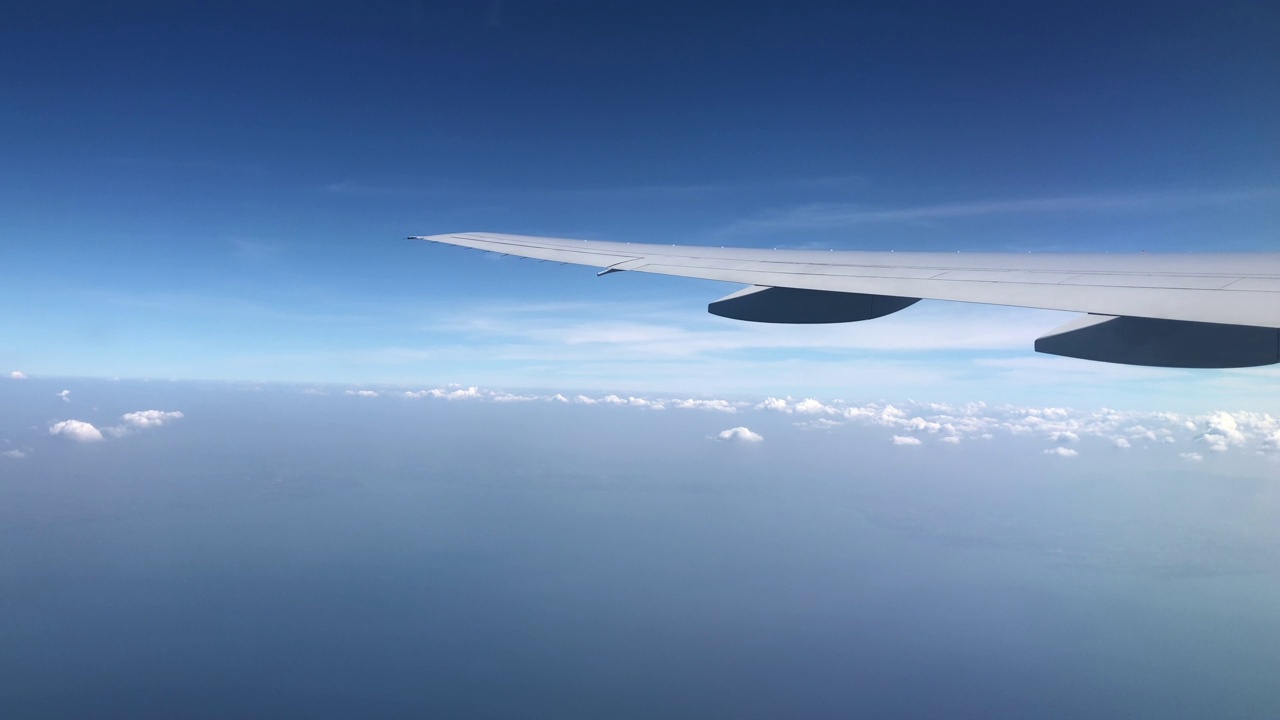 飞机飞行。机翼在云层上飞行。从飞机窗口观看天空视频素材