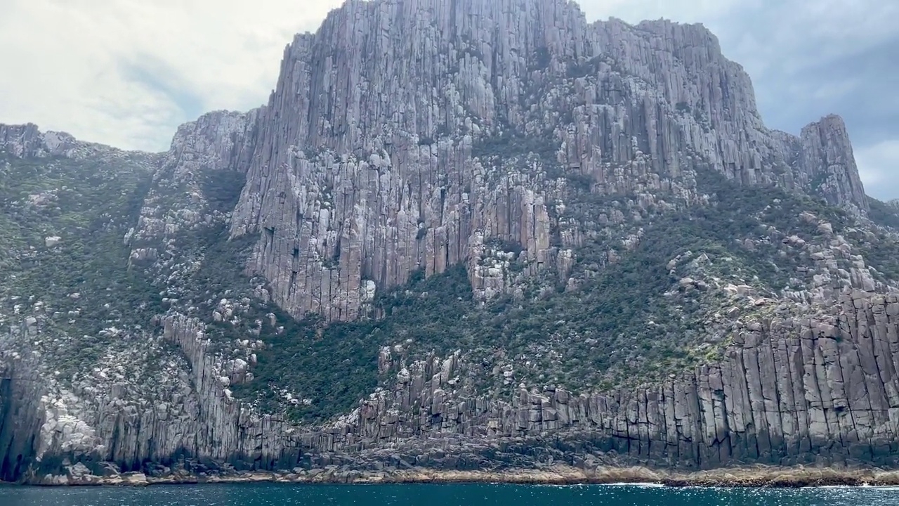 岩石海岸线，高高的海崖，移动的船景，塔斯马尼亚，澳大利亚视频素材