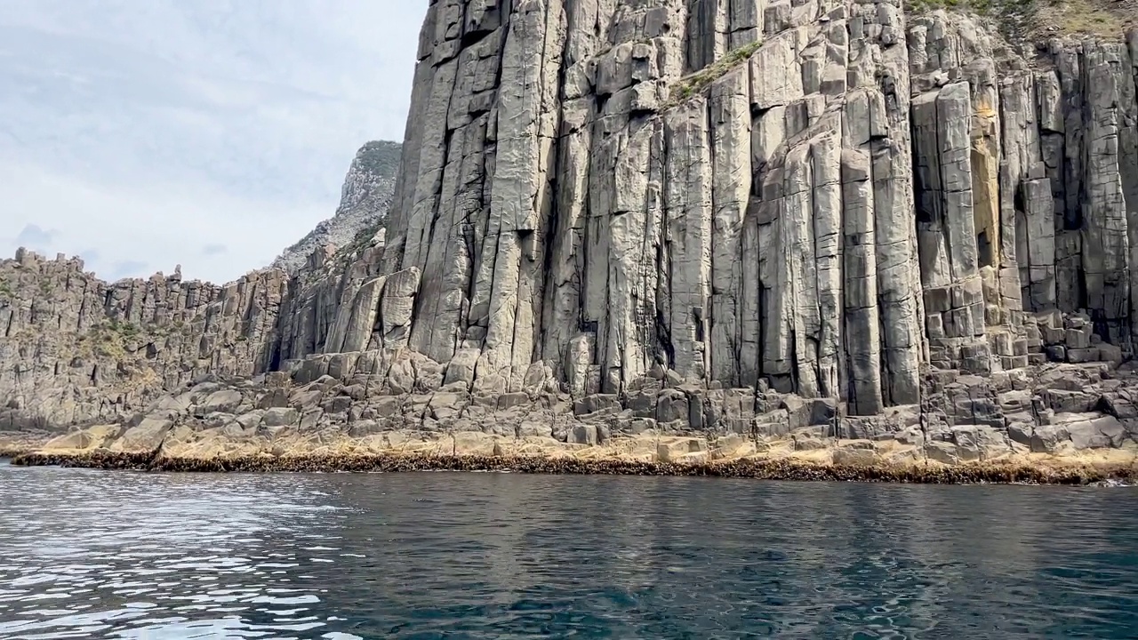 多岩石的海岸线，高耸的海崖，从船上俯瞰塔斯马尼亚视频素材