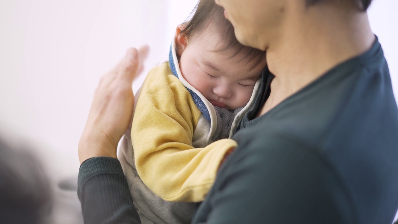 亚洲婴儿睡得很饱，被拥抱着视频素材