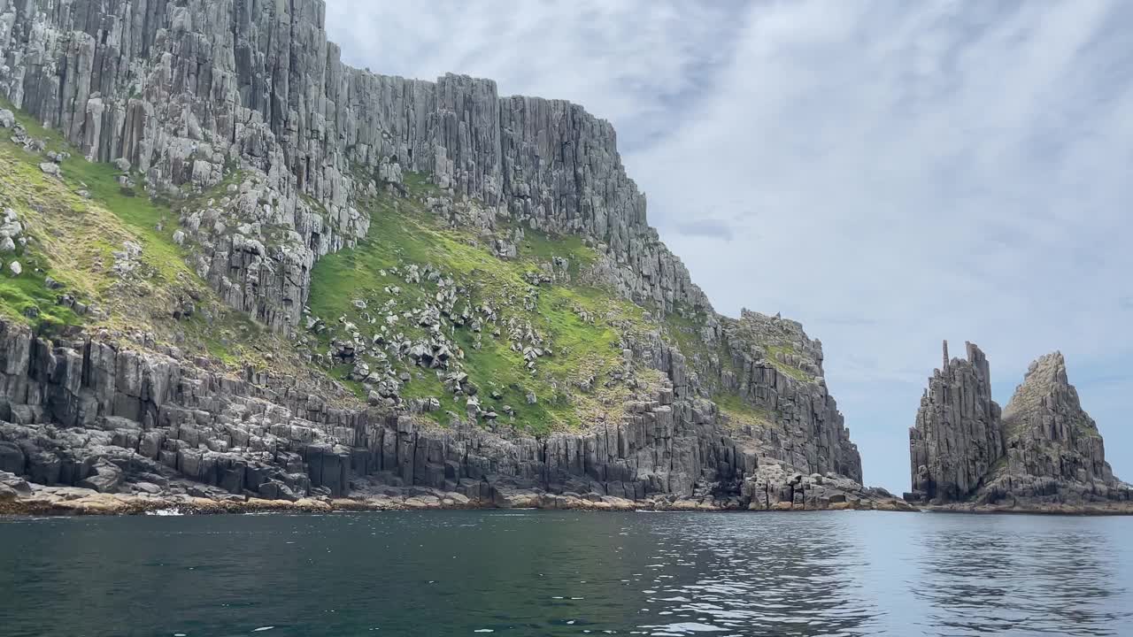 塔斯曼岛，多岩的海崖，从移动的船上可以看到视频素材