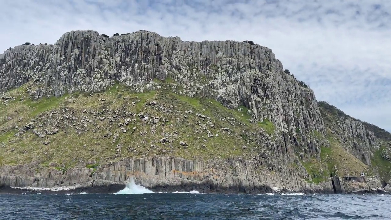 波涛汹涌的大海，波涛汹涌的海浪，岩石林立的海岸线，游船观光视频素材