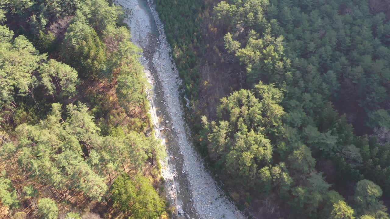 秋天的自然风景——雪岳山的山谷/仁济郡，江原道，韩国视频素材