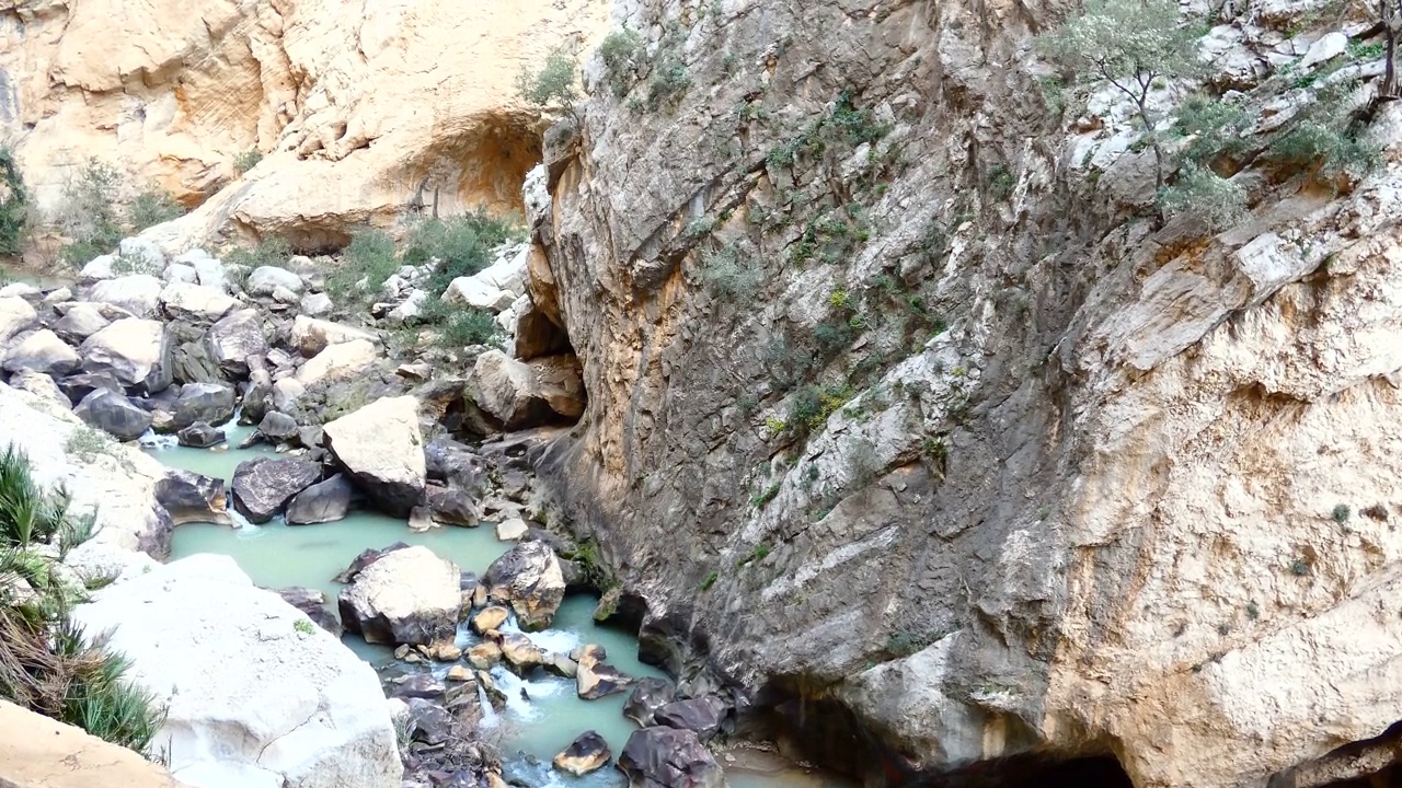 El Caminito del Rey岩石和水从高角度视频素材