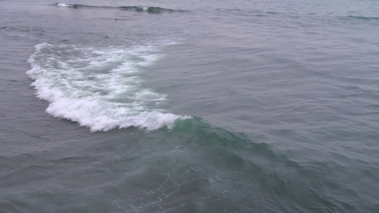 波浪在海面上。前视图。海风。海洋中的波浪。视频素材