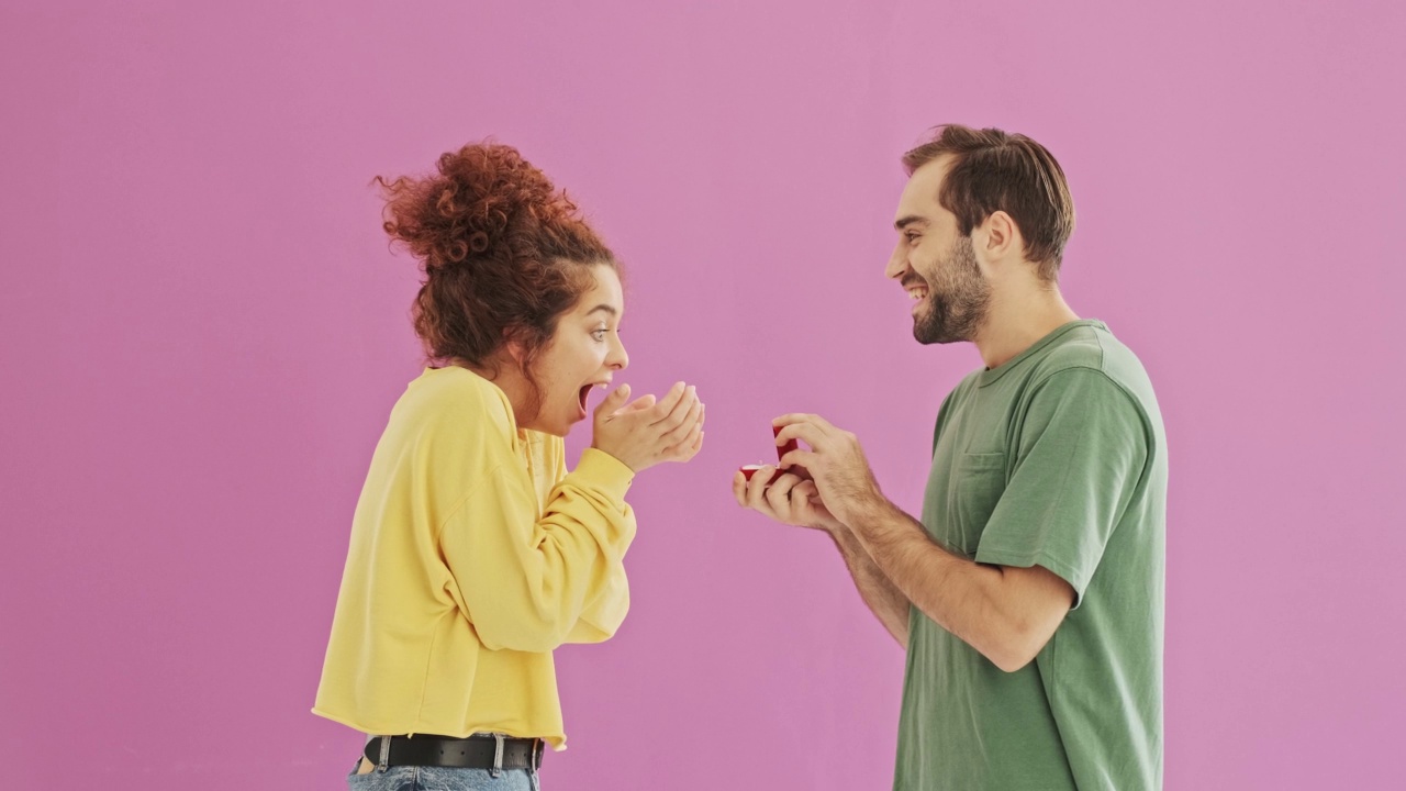 年轻英俊的黑发男子在向女友求婚时感到尴尬视频素材