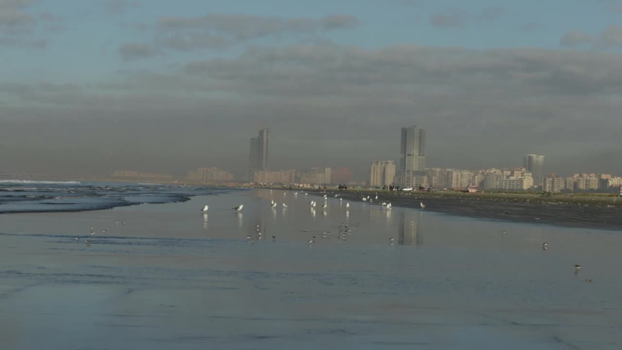 卡拉奇、克利夫顿海滩和港口的城市景观和地标性建筑的视频视频素材