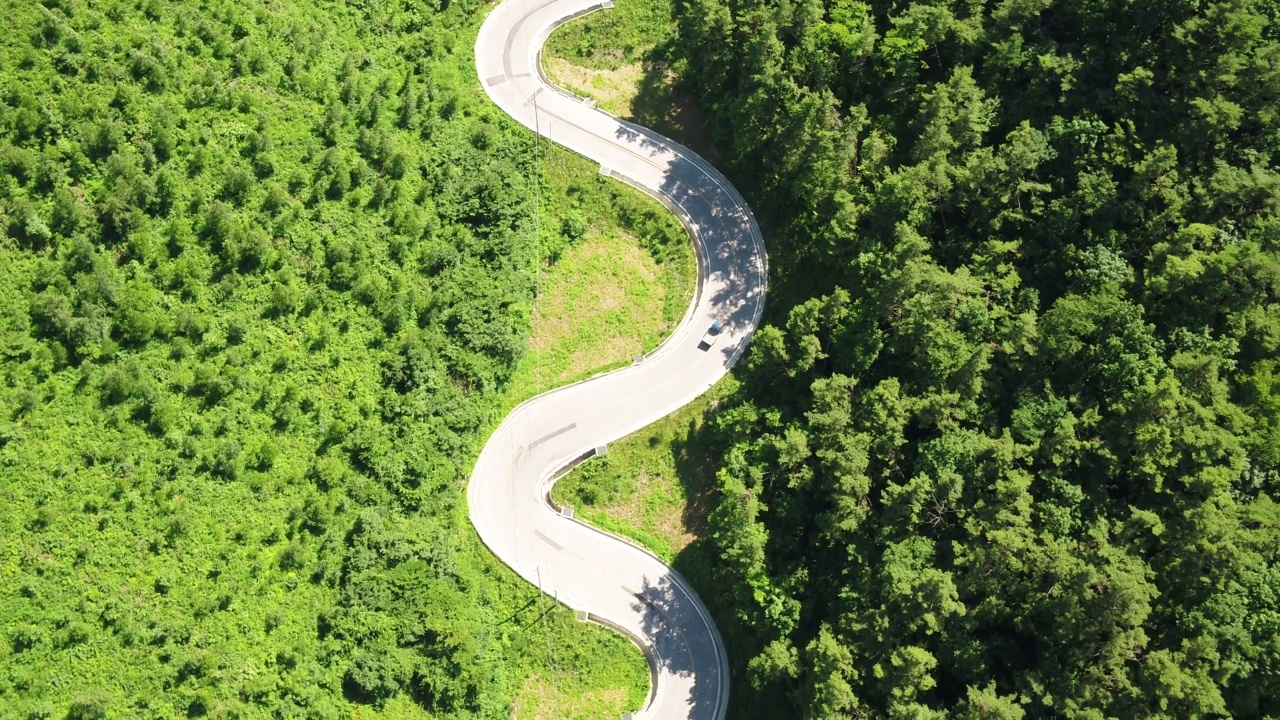 汽车行驶在文智斋路和自然风景/韩国江原道旌善郡视频素材