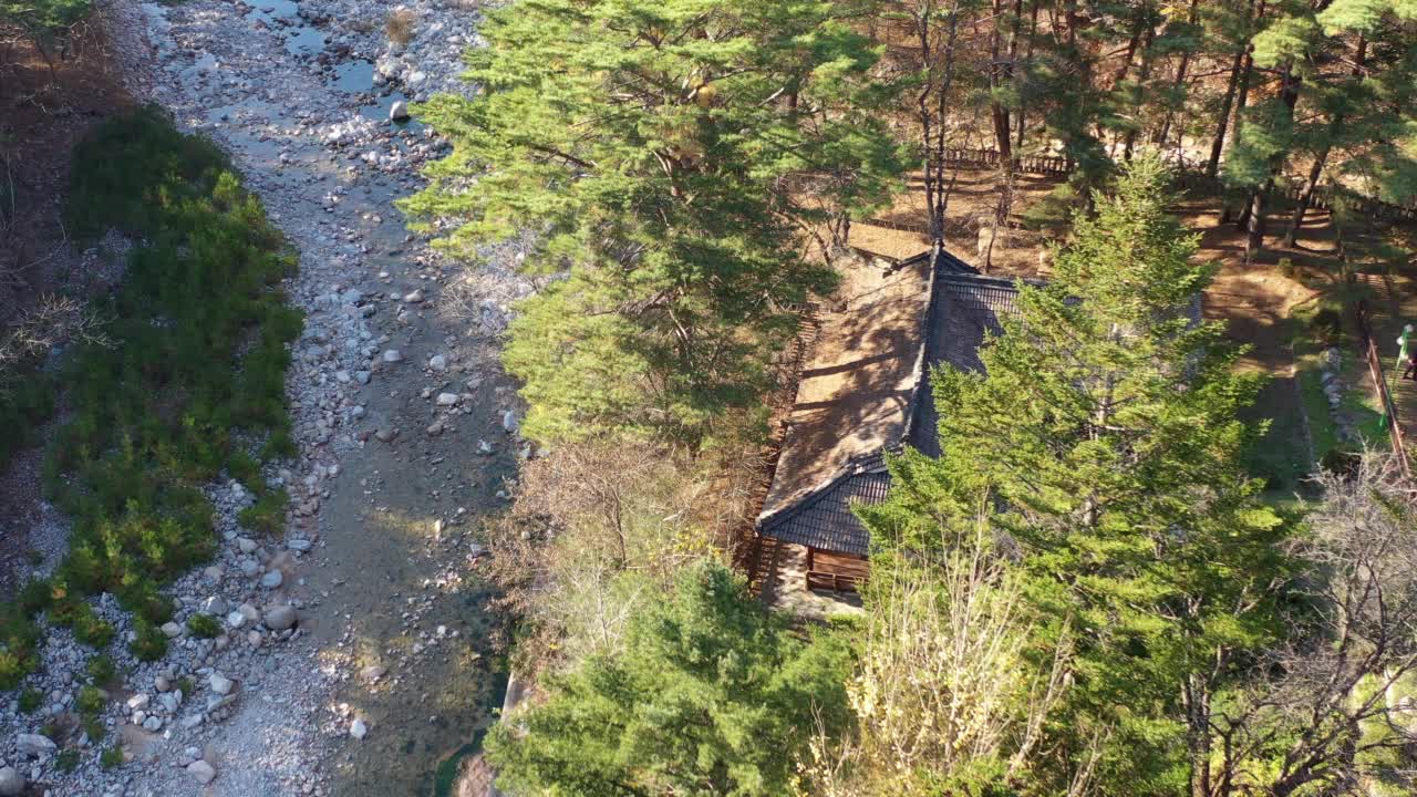 秋天的自然风景——长寿台馆附近的山谷/仁济郡，江原道视频素材