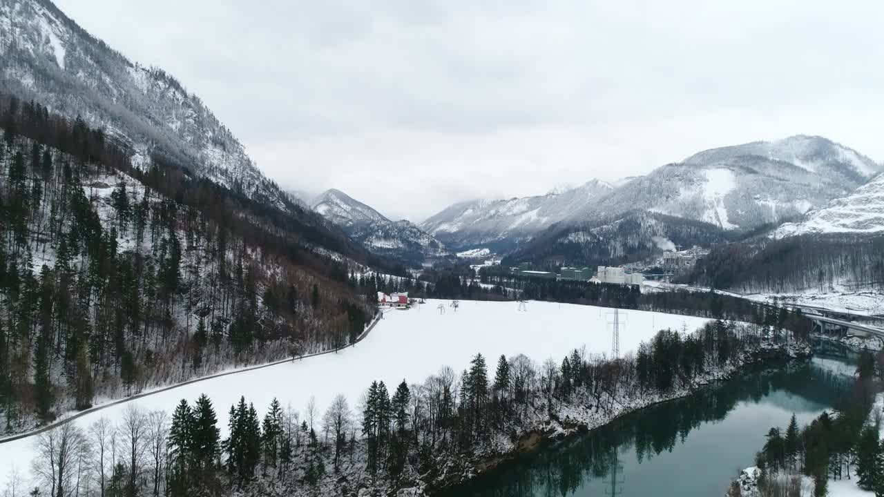 在白雪皑皑的冬季，斯太尔河上空的空中视频素材