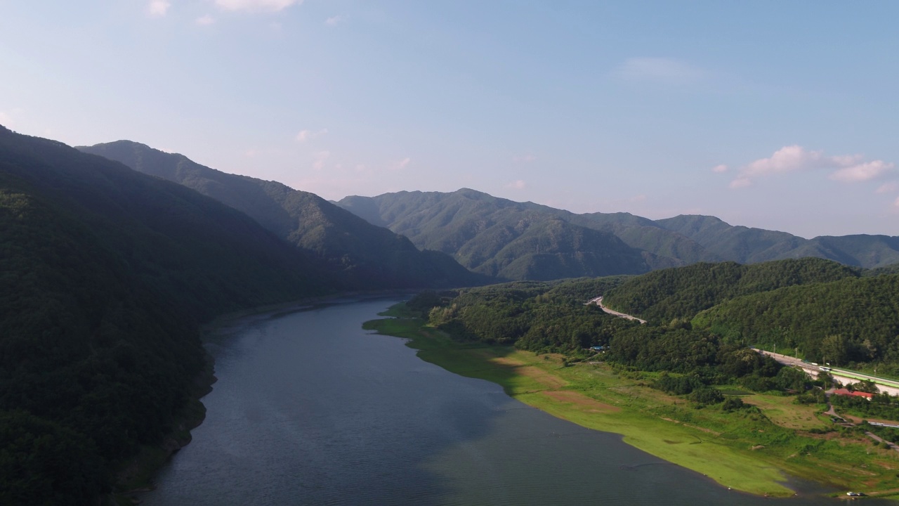 环绕小阳湖的山和自然风景/江原道麟溪郡，韩国视频素材