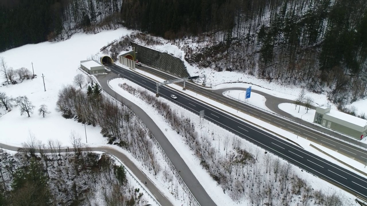 高寒冬季公路架空隧道景观视频素材