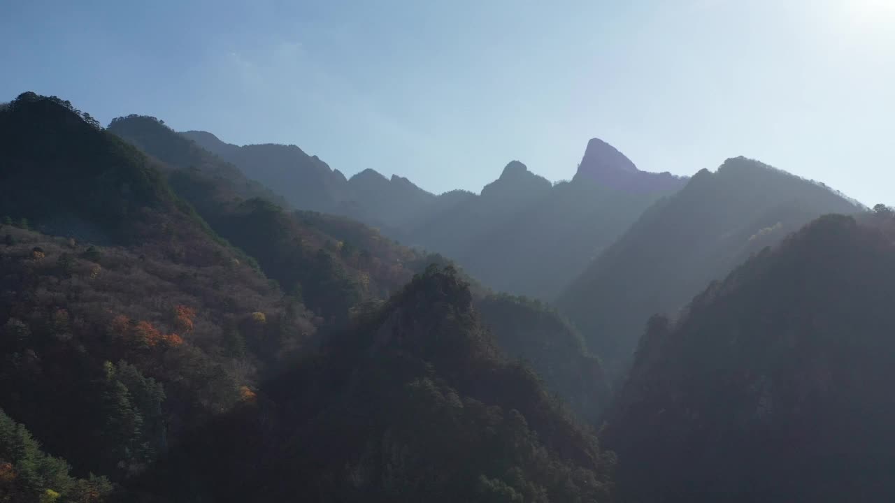 秋天的自然风光——雪岳山/麟溪郡，江原道，韩国视频素材