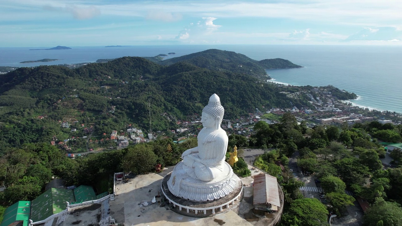 在普吉岛大佛的黄昏，日落的天空中有彩云。另一个吸引游客来参观的动机。4k旅游、崇拜观视频视频素材