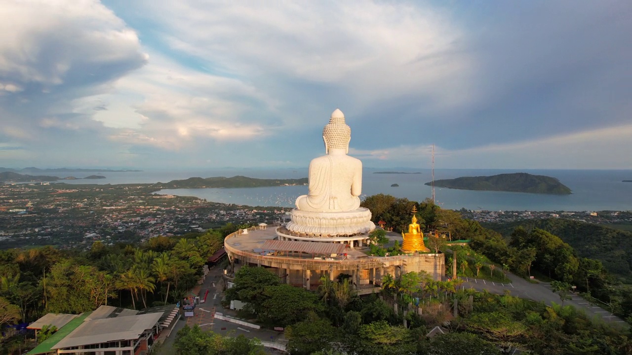 在普吉岛大佛的黄昏，日落的天空中有彩云。另一个吸引游客来参观的动机。4k旅游、崇拜观视频视频素材