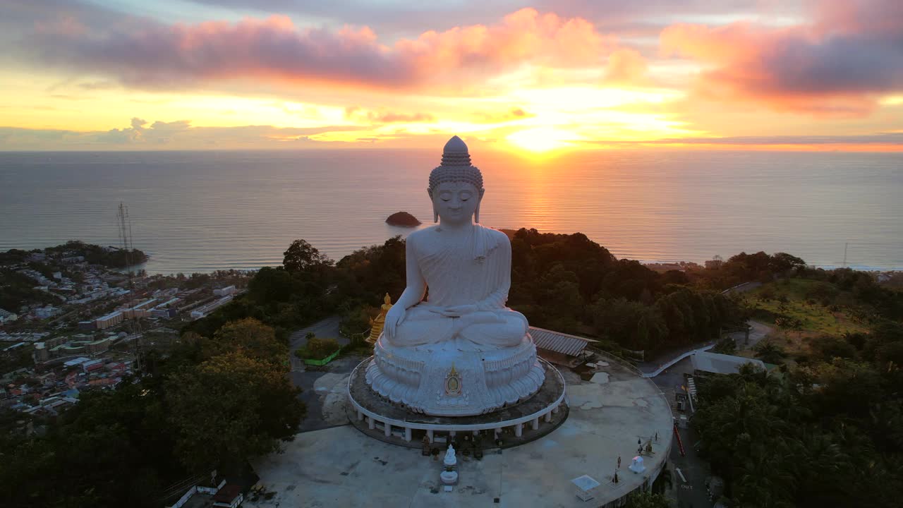 在普吉岛大佛的暮色中，夕阳风景天空中彩云密布。吸引游客前来参观的另一诱因。为旅行和崇拜概念的4k视频视频素材