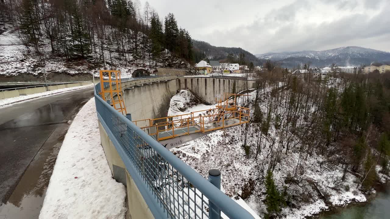 冬季在上奥地利水电水库上空的空中视频素材