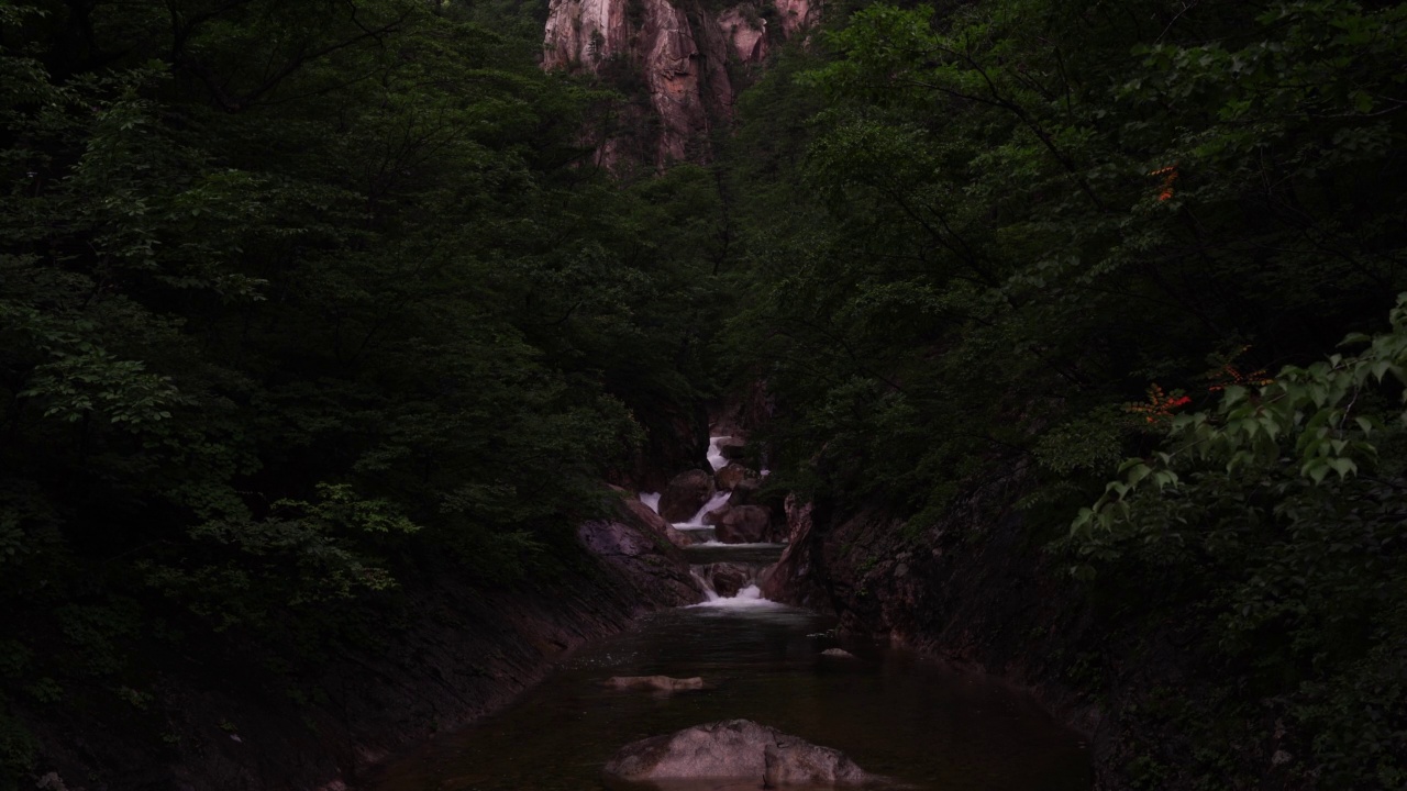 雪岳山的岩石山谷和自然风光/束草市，江原，韩国视频素材