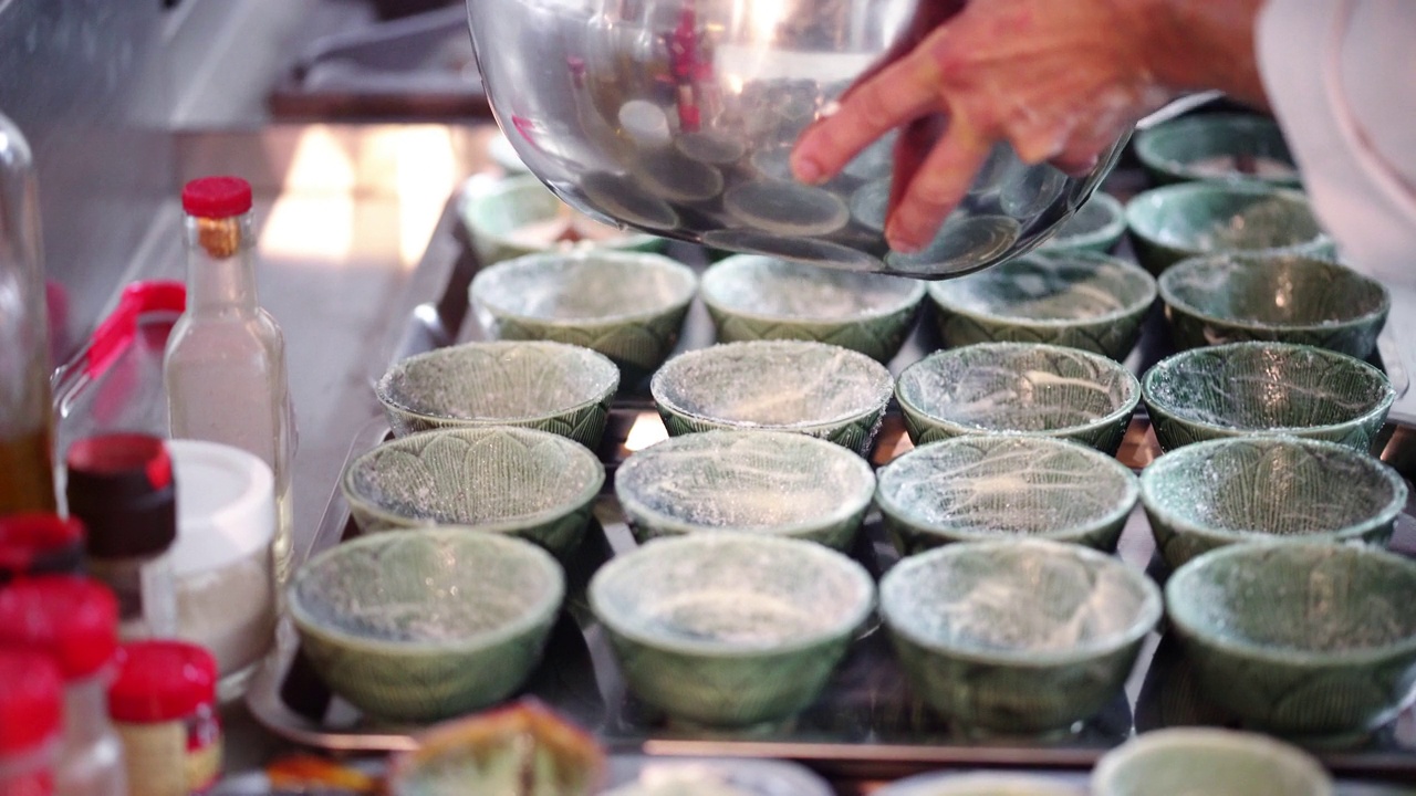 在一家餐厅的厨房里，厨师正在为主菜装饰美味的盘子视频素材