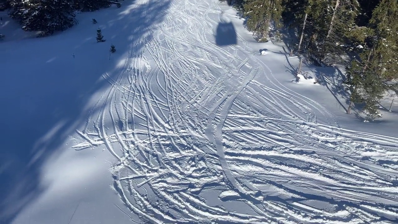 滑雪坡和吊车的阴影视频素材